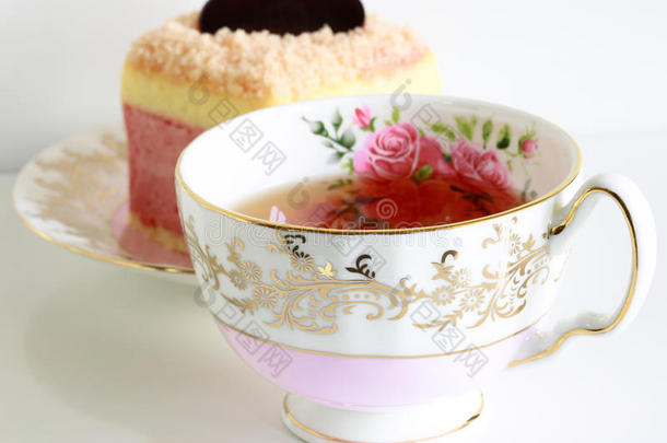 五颜六色的n酸奶蛋糕和美丽的玫瑰茶杯用做的