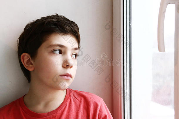 特写<strong>青春</strong>期前的男孩肖像看窗户