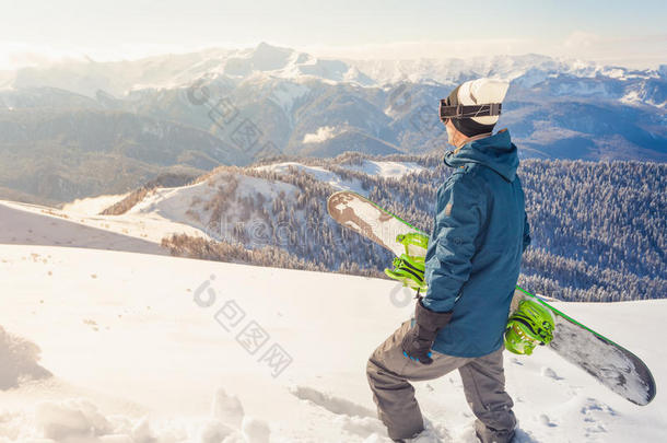 冒险到冬季运动。 滑雪者在山上徒步旅行