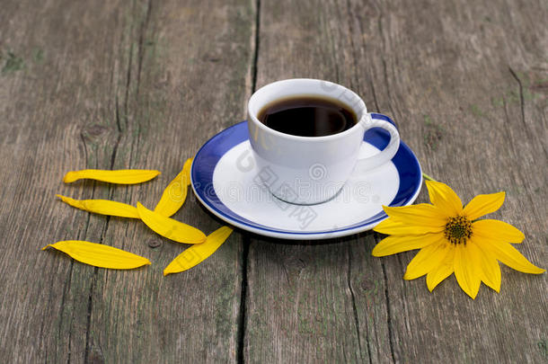 咖啡，明亮的黄色花朵和黄色的花瓣