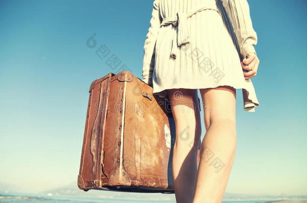 带着手提箱旅行的爱冒险的女人