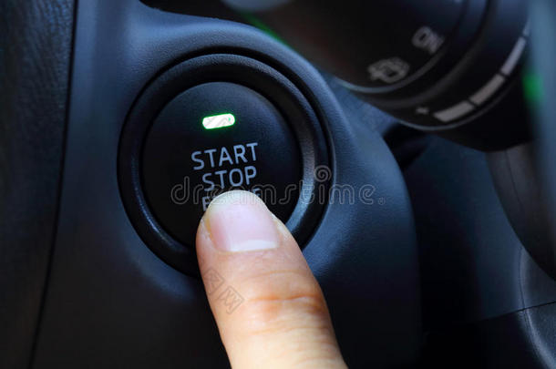 汽车司机按启动按钮引擎