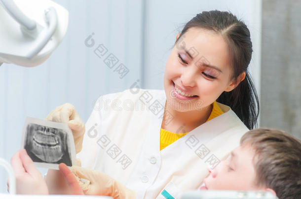牙医给病人看X光