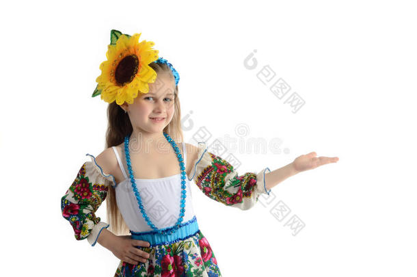 穿着乌克兰国家服装的女孩，头上戴着向日葵。 有向日葵的女孩的肖像。 女孩提出了这个概念