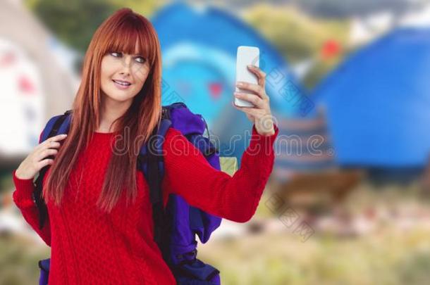 微笑的时髦女人与旅行袋自拍的复合图像