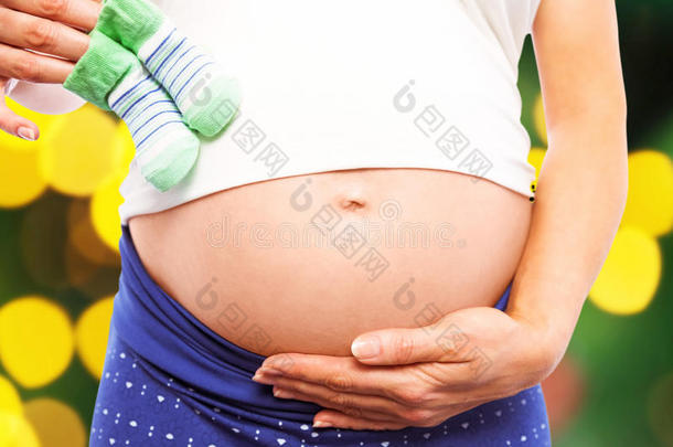 孕妇抱着婴儿鞋在<strong>凹凸</strong>上的复合图像