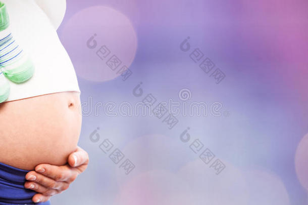 孕妇抱着婴儿鞋在凹凸上的复合图像
