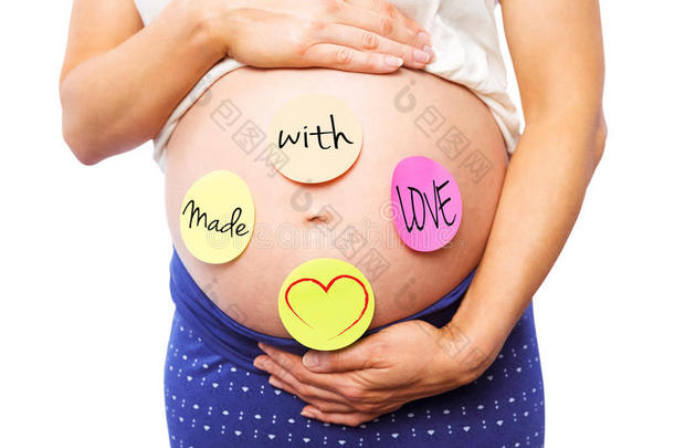 孕妇在凹凸上贴贴纸的复合图像