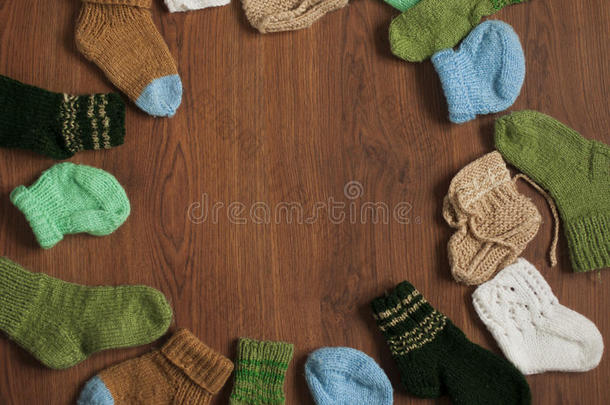 平躺儿童针织袜子背景与免费空间的文字。 平的
