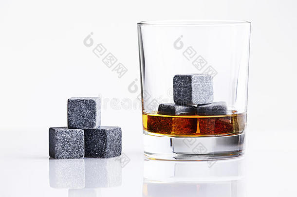 近距离观<strong>看玻璃</strong>中的威士忌石头