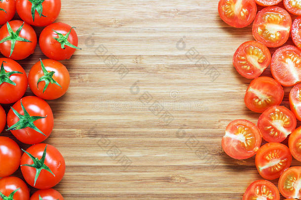 新鲜成熟的红色樱桃西红柿：整块，切成两半，放在木制砧板上。 自然蔬菜的概念。 海尔特的背景