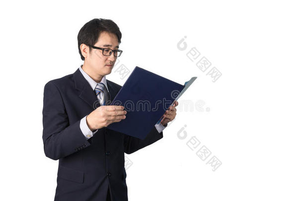 亚洲商人在文件夹中读取重要信息，