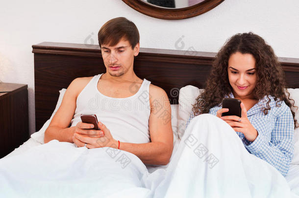 男朋友和女朋友忙于智能手机