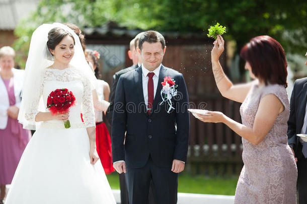 优雅时尚的新娘和新郎得到家庭的<strong>祝福</strong>，<strong>婚礼</strong>日在LVIV