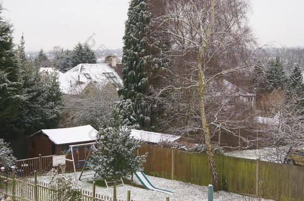 雪中花园的鸟瞰，冬季