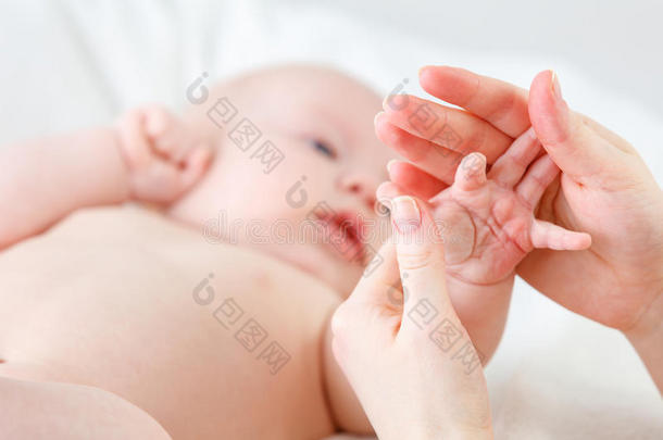 父母爱的概念。 婴儿的手握着母亲的手指