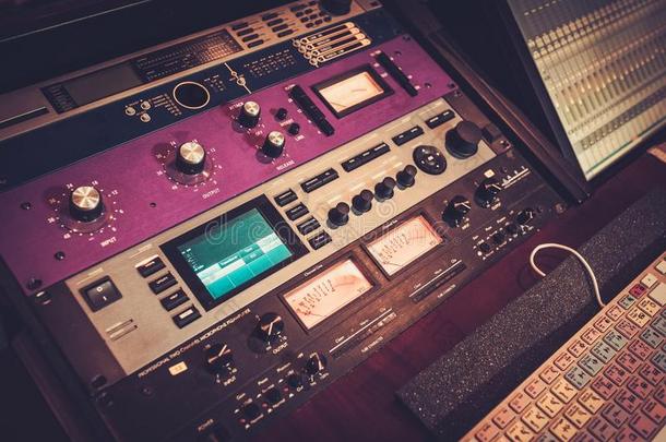 特写专业音频设备与滑块和旋钮在录音室。