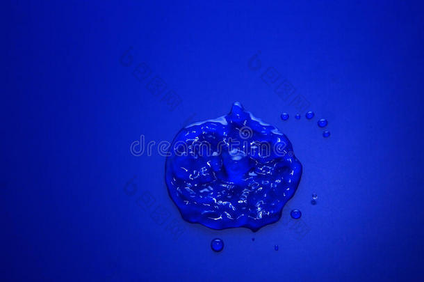 一大滴水在蓝色的<strong>小水滴</strong>里和周围