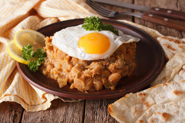 阿拉伯文ful medames，桌上有煎鸡蛋特写。水平的