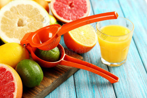 带有<strong>榨汁</strong>机的柑橘类水果
