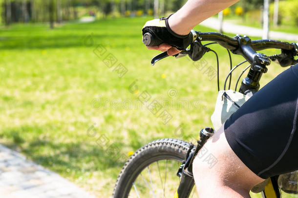 骑自行车的人骑在城市公园的<strong>路上</strong>。 <strong>阳光</strong>明媚的夏天炎热的一天