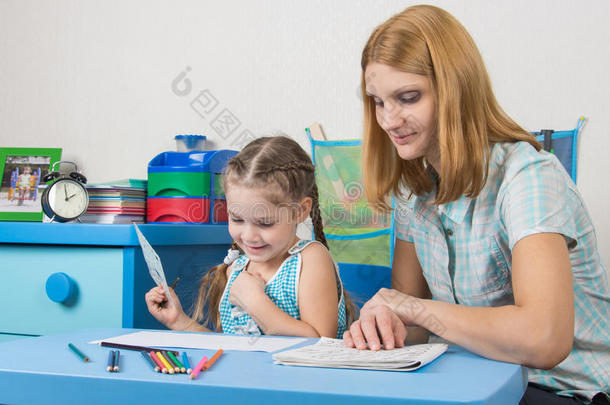 女孩喜欢在<strong>幼儿园</strong>和老师一起画画