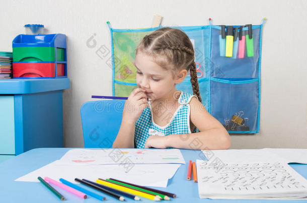 五岁的女孩想在桌子上画人物
