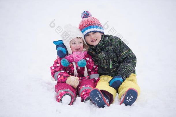 孩子们集体玩得开心，在新鲜的雪里一起玩