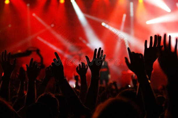 在音乐会上举手
