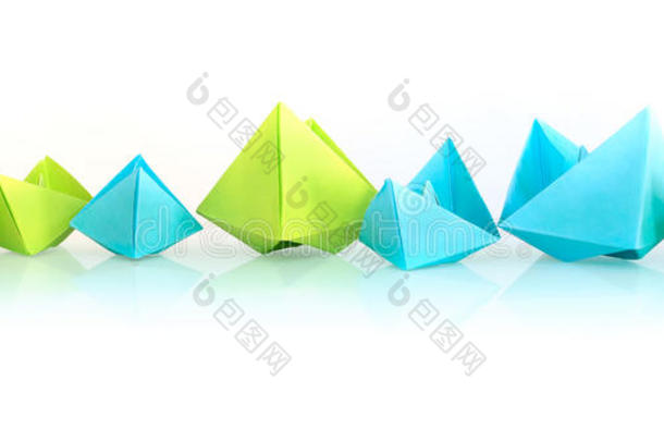 蓝色和绿色折叠纸船