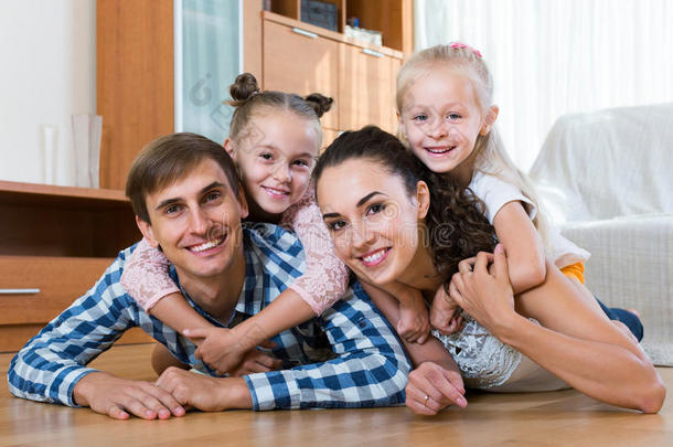 家庭价值观：父母与小女孩在室内的肖像