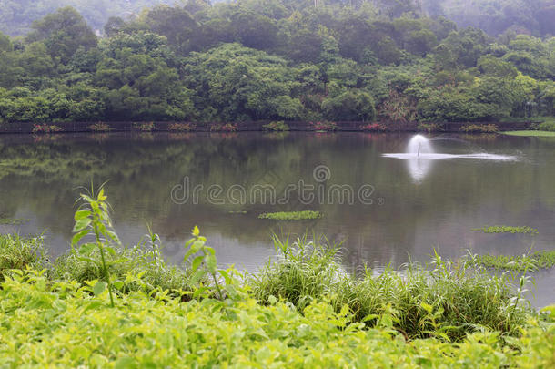 美丽的京湖（宁静的湖泊）与氧气涡轮机