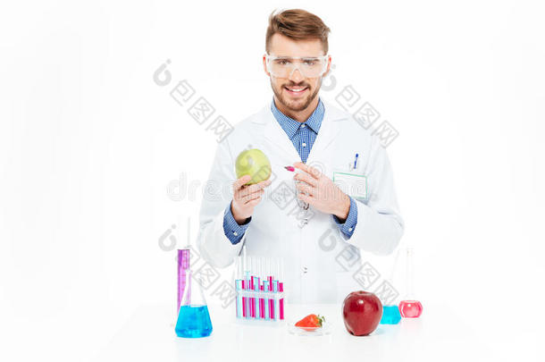 化学家在苹果中注射转基因生物