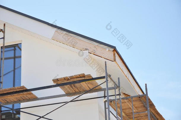 房子的角落有屋檐，椽子，<strong>桁架</strong>。 安装沙发和屋顶绝缘细节。 屋顶。