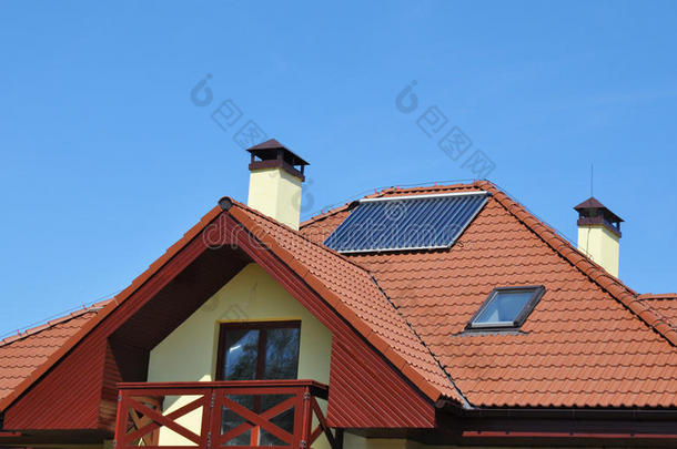 能源效率概念。 新房子屋顶的太阳能电池板加热