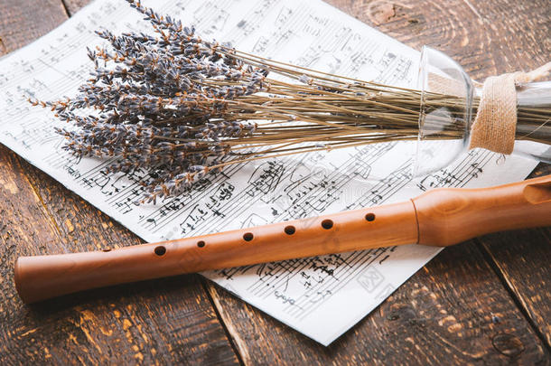 长笛与音符和薰衣草在木桌上水平