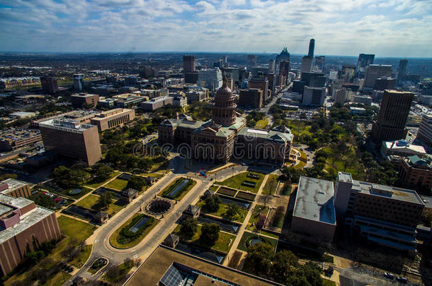 空中俯瞰德克萨斯州首府大楼，背景为奥斯汀天际线