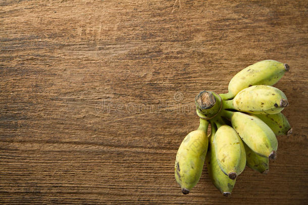 木制背景上种植的香蕉。 栽培香蕉含有高<strong>热量</strong>和铁，对健康有用。