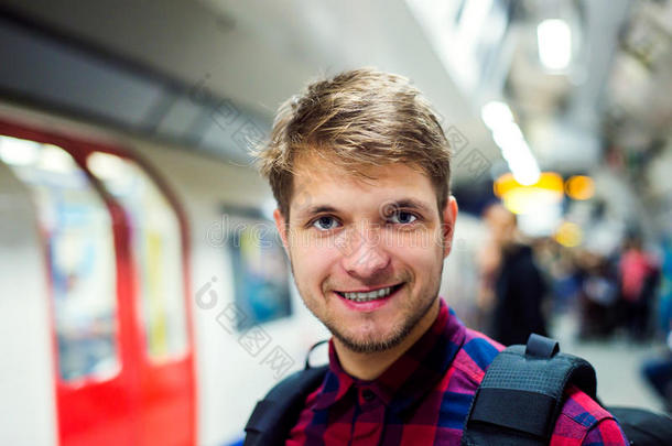 靠近点，站在站台上的时髦男人对着地铁列车
