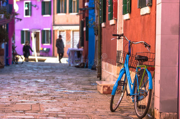 摧毁有时自行车倾斜彩色房子在博拉诺，意大利。