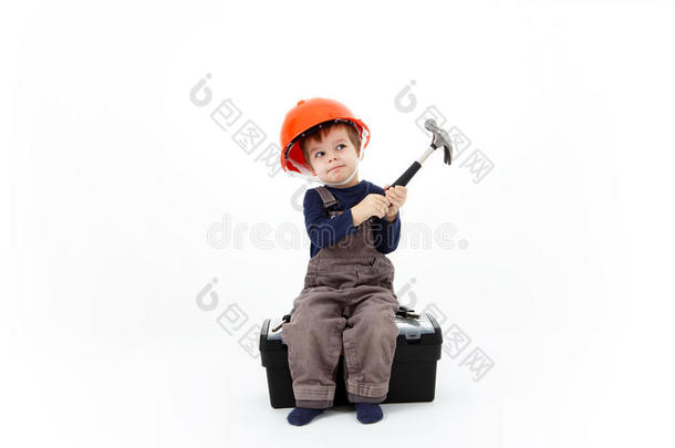 建筑工人戴着橙色头盔，锤子坐在工具上