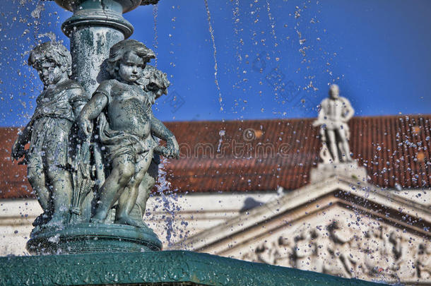 罗西奥广场上著名的喷泉，最<strong>热闹</strong>的广场