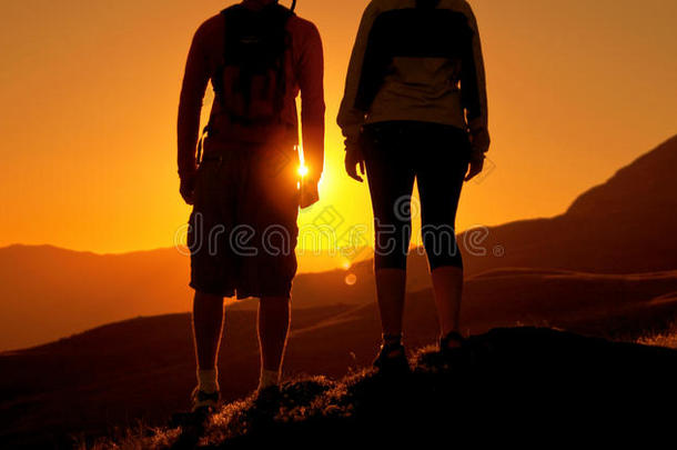 一对夫妇在户外观看日落山的概念