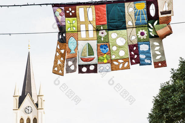 教堂塔和装饰节日旗帜在克兹特利，匈牙利，文化活动