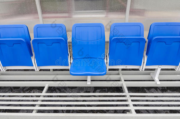 备用椅子和员工教练板凳的细节