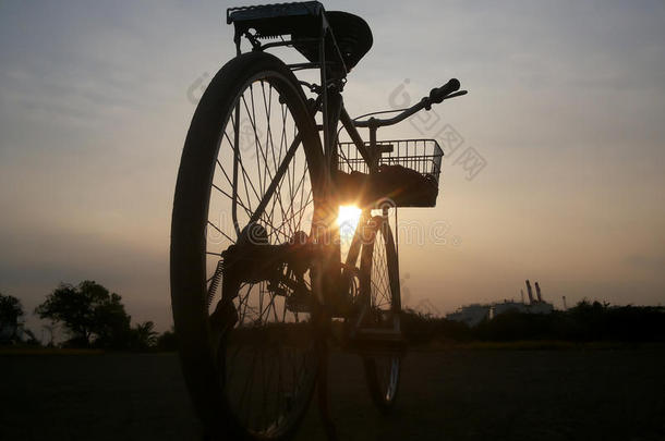 日出时骑自行车