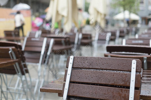 雨中餐厅前的空桌椅