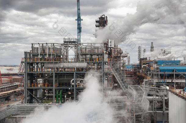 化工厂用于生产氨氮施肥。 来自冷却系统的蒸汽