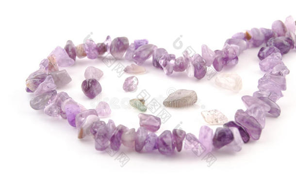 紫水晶天然晶体宝石分离在白色背景