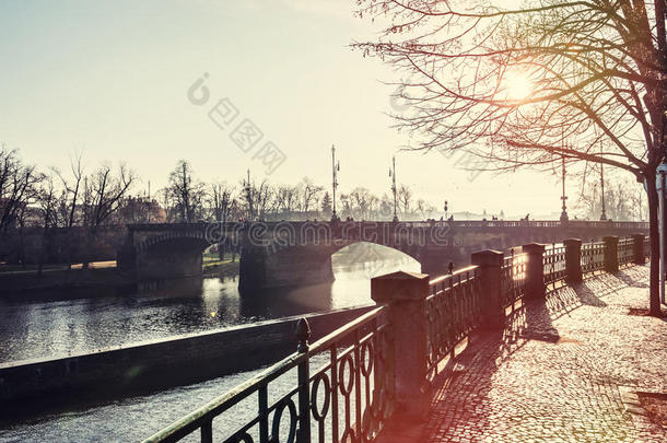 布拉格早晨<strong>阳光下</strong>的河堤